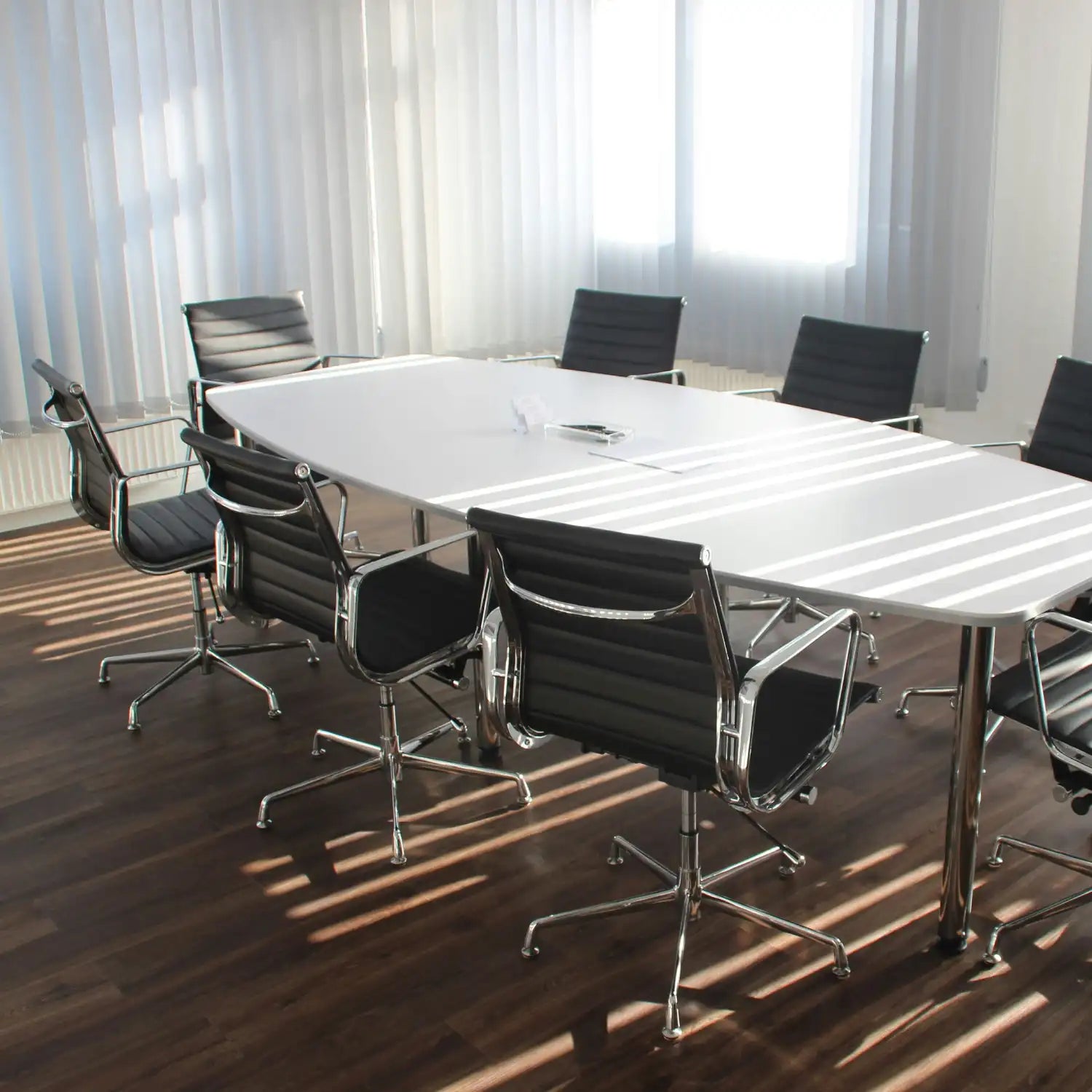 Lys mødesal med moderne stole og bord – illustrerer Aedels professionelle B2B-samarbejde og åbne dialog.