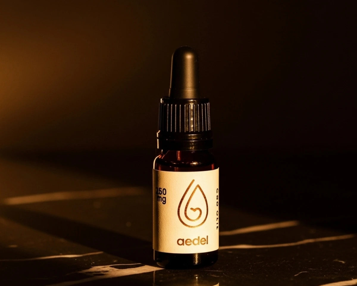 Aedel CBD Olie 250 mg flaske i varmt lys – fremhæver den solventfri, fuldspektrede olie og brandets naturlige luksusæstetik.