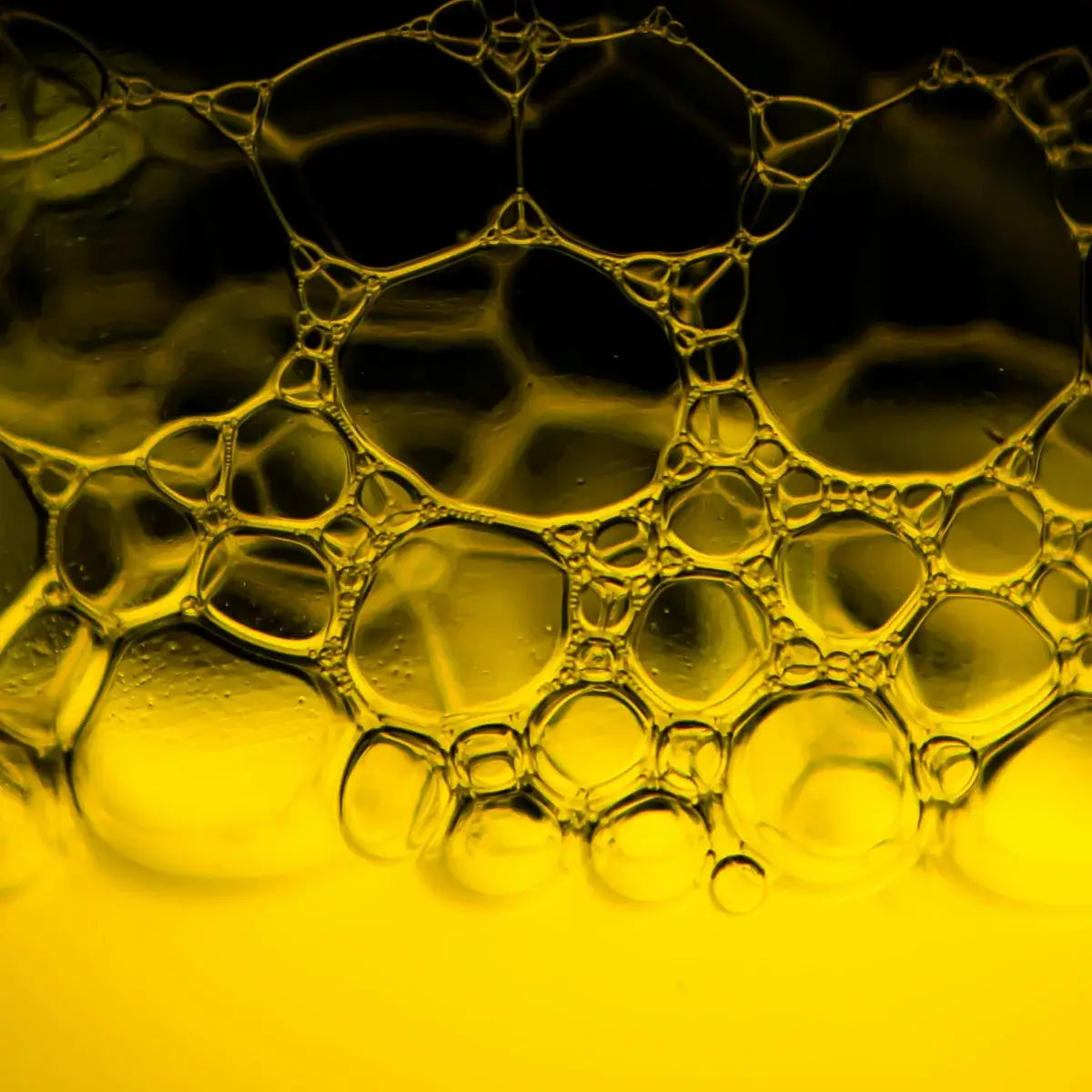 Makrofoto af gyldne oliedråber – viser den rene ekstraktion af Aedel CBD Olie’s aktive forbindelser.