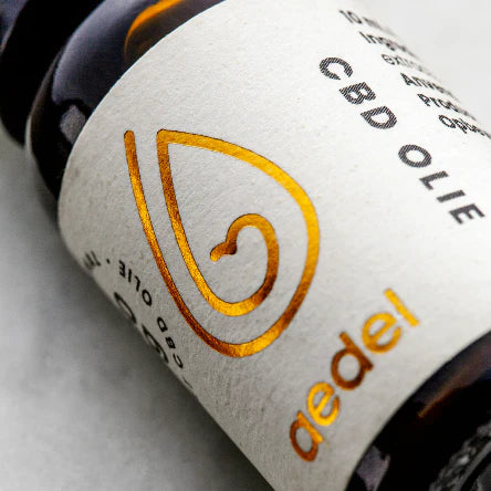 Nærbillede af Aedel CBD Olie flaske med gyldent logo – fremhæver brandets rene design, solventfri kvalitet og premium håndværk.