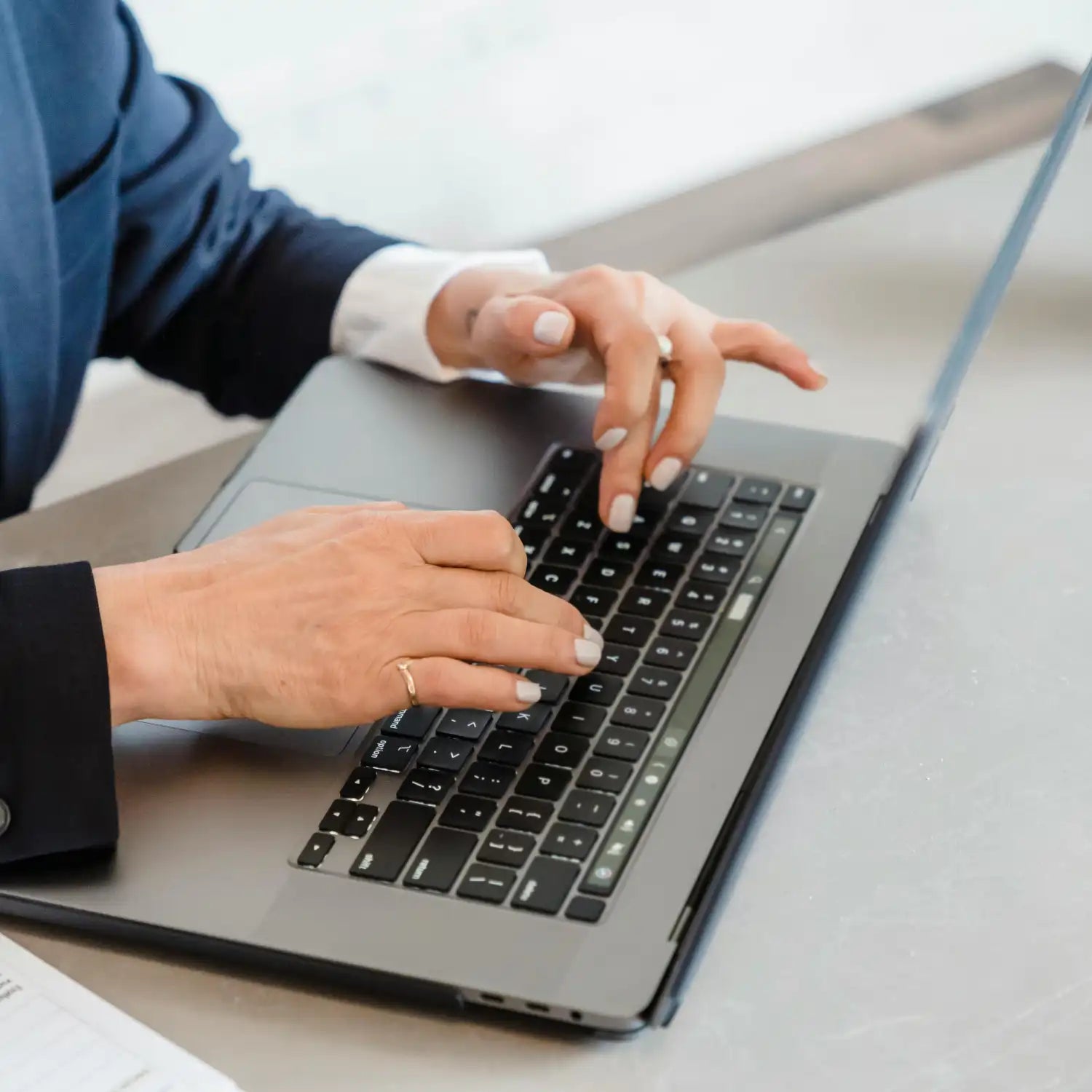 Aedel medarbejder arbejder på laptop – symbol på personlig kundeservice og ægte menneskelig kontakt.